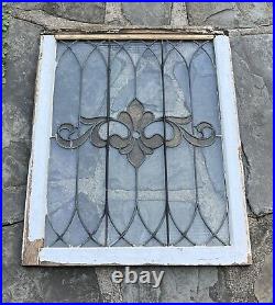 ANTIQUE FLEUR DE LIS STAINED GLASS WINDOW, NYC AREA EARLY 1900s